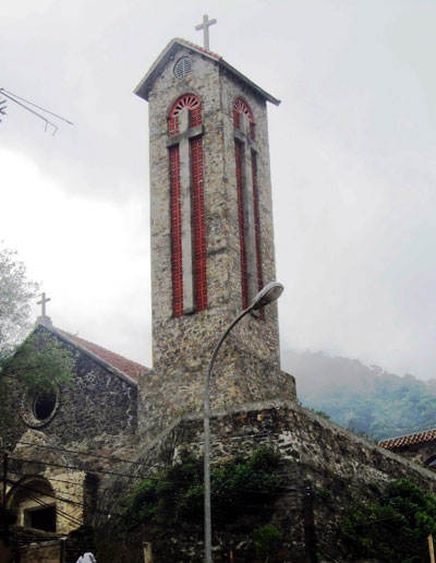 Tháp chuông nhà thờ đá Tam Đảo.